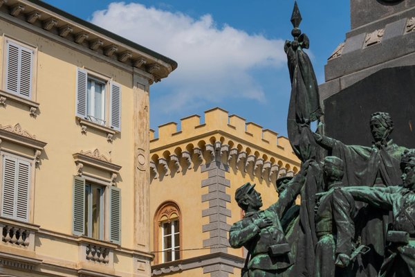 Quelle croisière propose des excursions pour découvrir les grottes marines en Croatie?